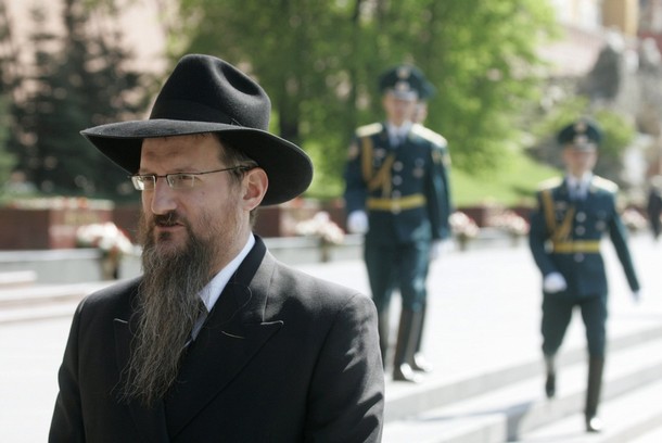 berl lazar az ismeretlen katona sírjánál 2008.jpg