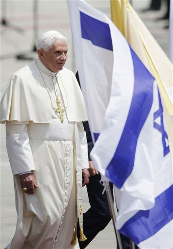 XVI Benedek izraelbe érkezett.jpg XVI Benedek izraelbe érkezett.jpg