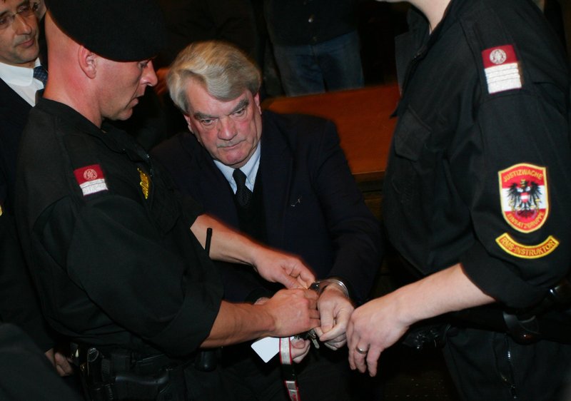 David Irving letartóztatása.jpg David Irving letartóztatása.jpg