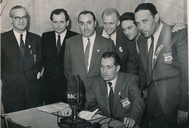 A BBC londoni stúdiójában. Szepesi jobbról a második