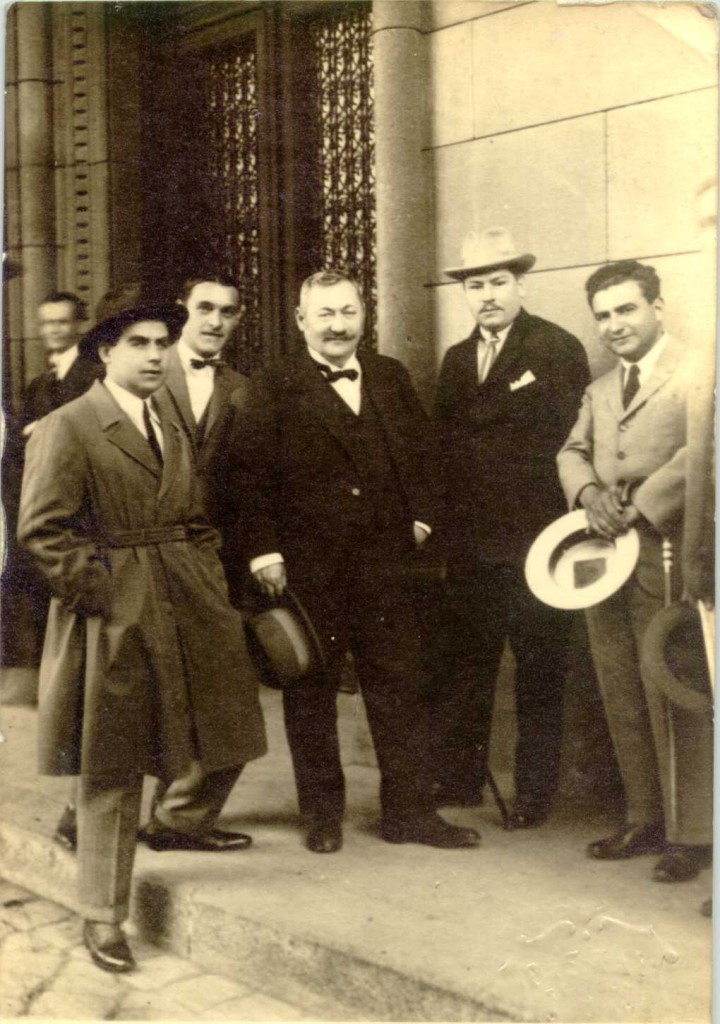 Vázsonyi a Parlament egyik bejáratánál