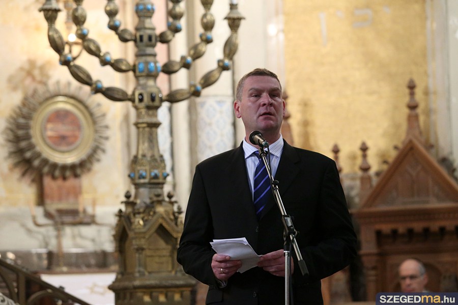 Botka László polgármester beszél a zsinagógában