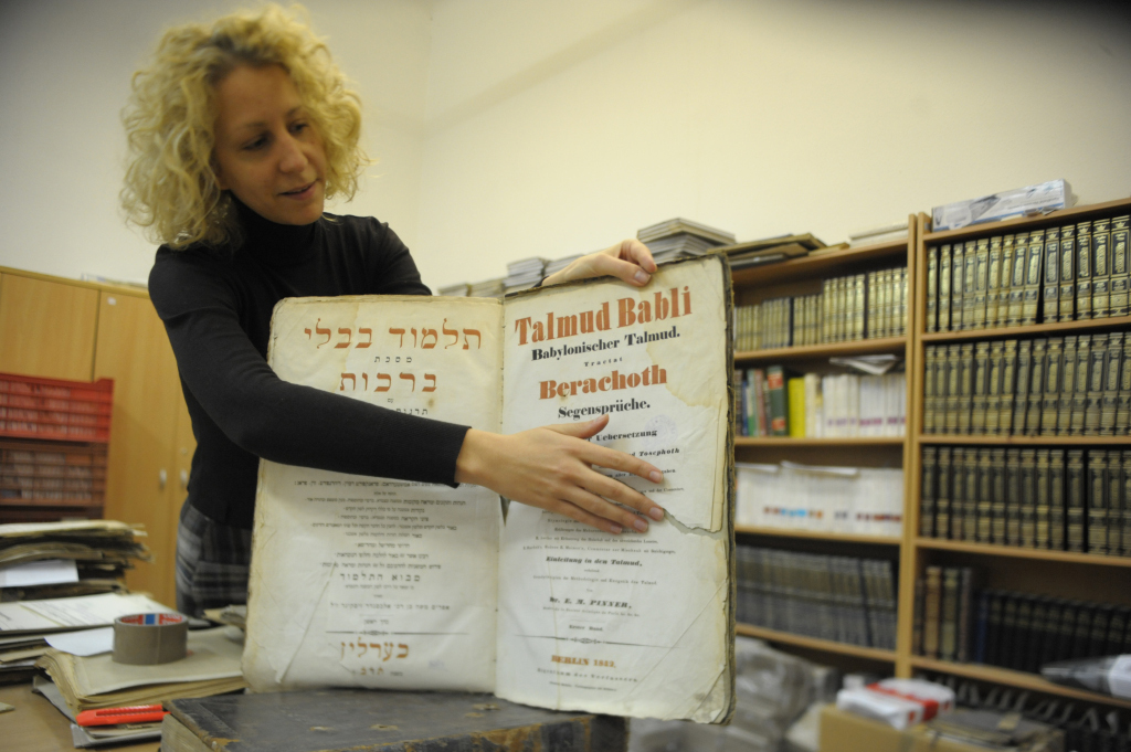 2 - ORZSE_Babiloni talmud 1842-ből amiből csak még egy van a világon Ledniczky Lívia kezében FOTÓ K2 PRESS