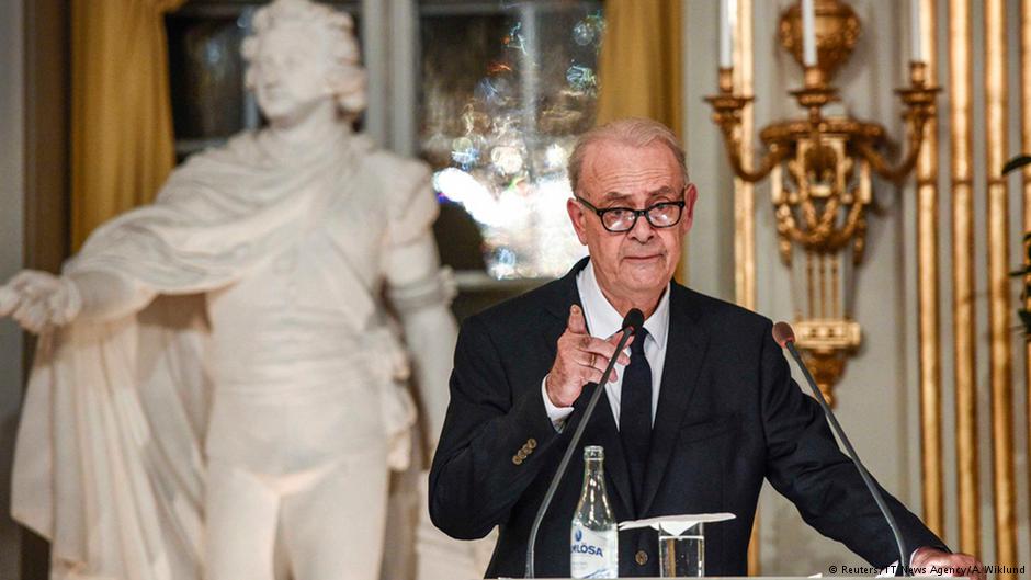 14 - Patrick Modiano átveszi a Nobel-díját fotó Reuters