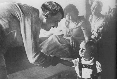 Hitler üdvözli keresztfiát, Adolfot