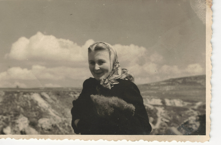 Leveleki Eszter