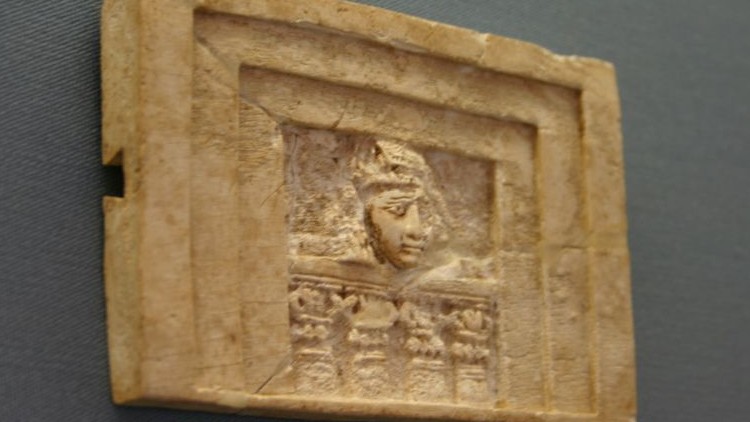 BLMJ-woman-in-window-ivory-d4337-credit-shmuel-bar-am-e1430381227727