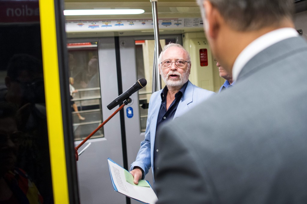 Budapest, 2015. július 31. Kirschner Péter, a Magyar Zsidó Kulturális Egyesület elnöke, a tárlat egyik kurátora beszél a Pharrajimos - a roma holokauszt címmel nyílt tablókiállítás megnyitóján Budapesten, a 2-es metró Puskás Ferenc Stadion állomásán 2015. július 31-én. A Metró Art Galéria kiállítását szeptember 30-ig lehet megtekinteni a 2-es, 3-as és 4-es metró szerelvényeiben. MTI Fotó: Marjai János