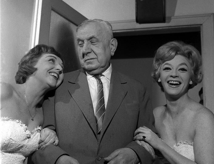 9 - Salamon Béla 1962-ben a Vidám Színpadon Madaras Vilma (balra) és Járai Katalin között