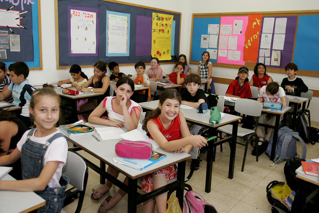 **File** Children during a class at the Arison Campus Arts School, Tel Aviv. May 26 2006. Campus Arison Arts School is an Elementary school as well as a Junior High school, it focuses in art subjects as a major part of the school studies. Photo by Moshe Shai/Flash90. **Maariv & Agencies Out**