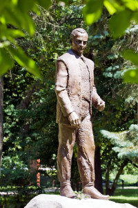 Wass Albert szobor nol