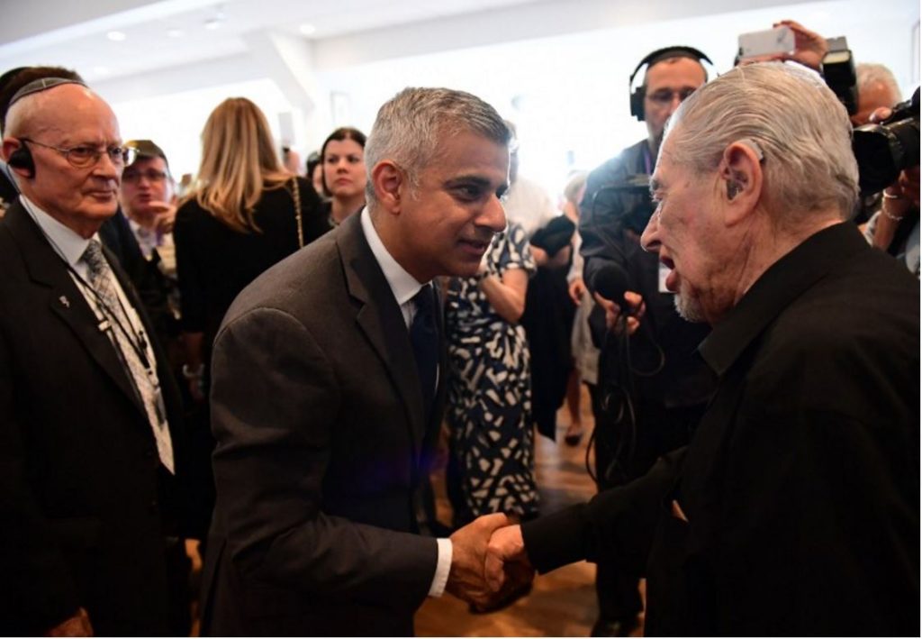 Sadiq Khan a megemlékezésen kezet fog egy Holokauszt-túlélővel