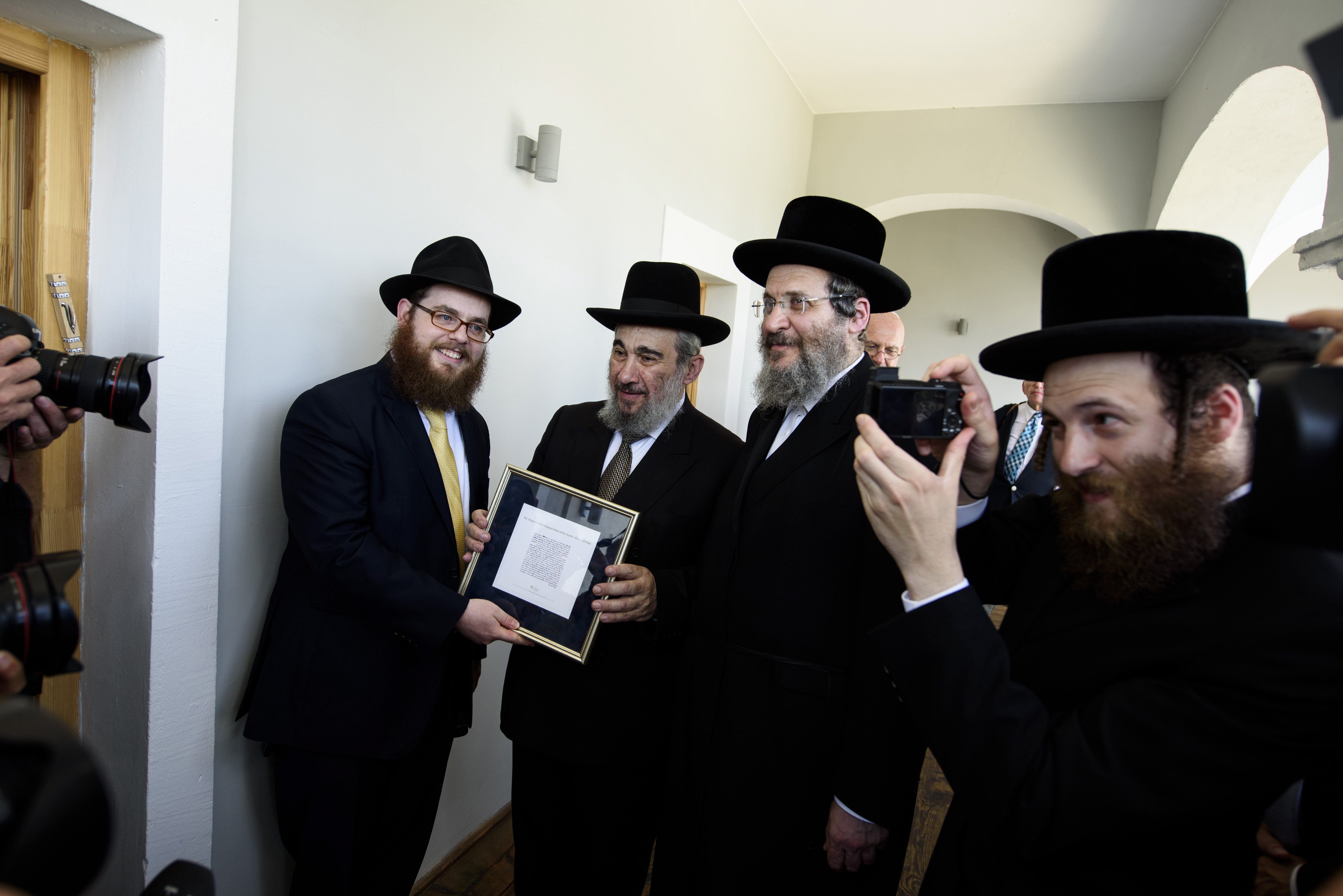 Mád, 2016. július 21. Köves Slomó, az EMIH vezetõ rabbija (b), Joel Ehrenreich rabbi (b2) és Naftoli Ehrenreich rabbi, az utolsó mádi rabbi, Ehrenreich Eliezer fia (b3) a Mádi Rabbiház avatóünnepségén 2016. július 21-én. A rabbiház a Tokaj-hegyalja zsidó kulturális örökségi helyszíneit összekötõ zarándokút fejlesztése részeként újult meg. Az összesen 525 milliós projekthez az Egységes Magyarországi Izraelita Hitközség (EMIH) 460 millió forint európai uniós támogatást kapott. MTI Fotó: Komka Péter
