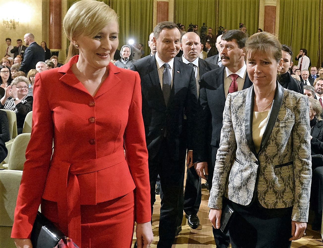 Budapest, 2016. március 19. Andrzej Duda lengyel államfő (b2) és felesége, Agata Kornhauser-Duda (b), valamint Áder János köztársasági elnök (középen jobbra) és felesége, Herczegh Anita (k) érkezik a magyar-lengyel barátság napja alkalmából rendezett ünnepségre, a Pesti Vigadóban 2016. március 19-én. MTI Fotó: Kovács Tamás